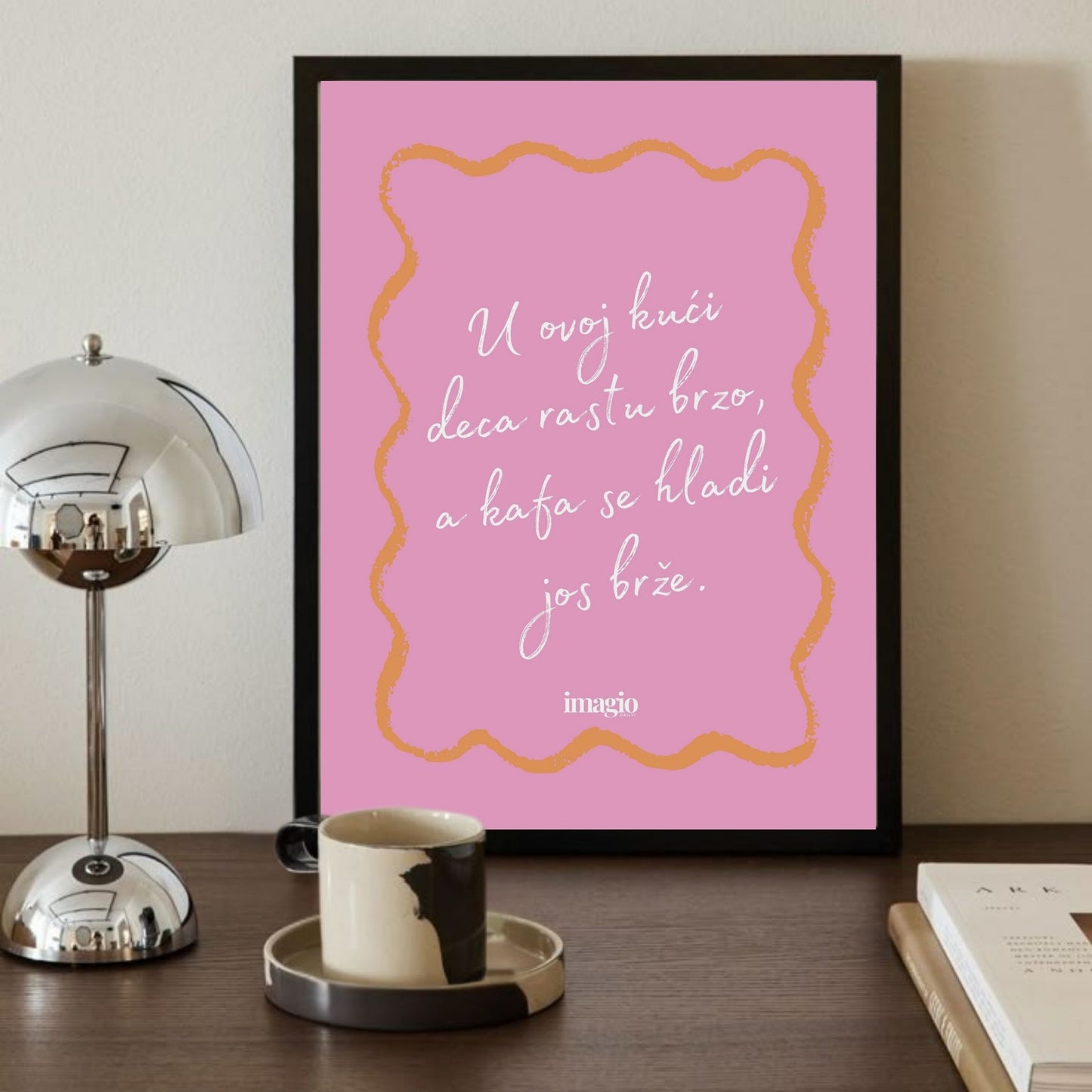 Color Pop Art Poster - U ovoj kući deca rastu brzo, a kafa se hladi još brže.