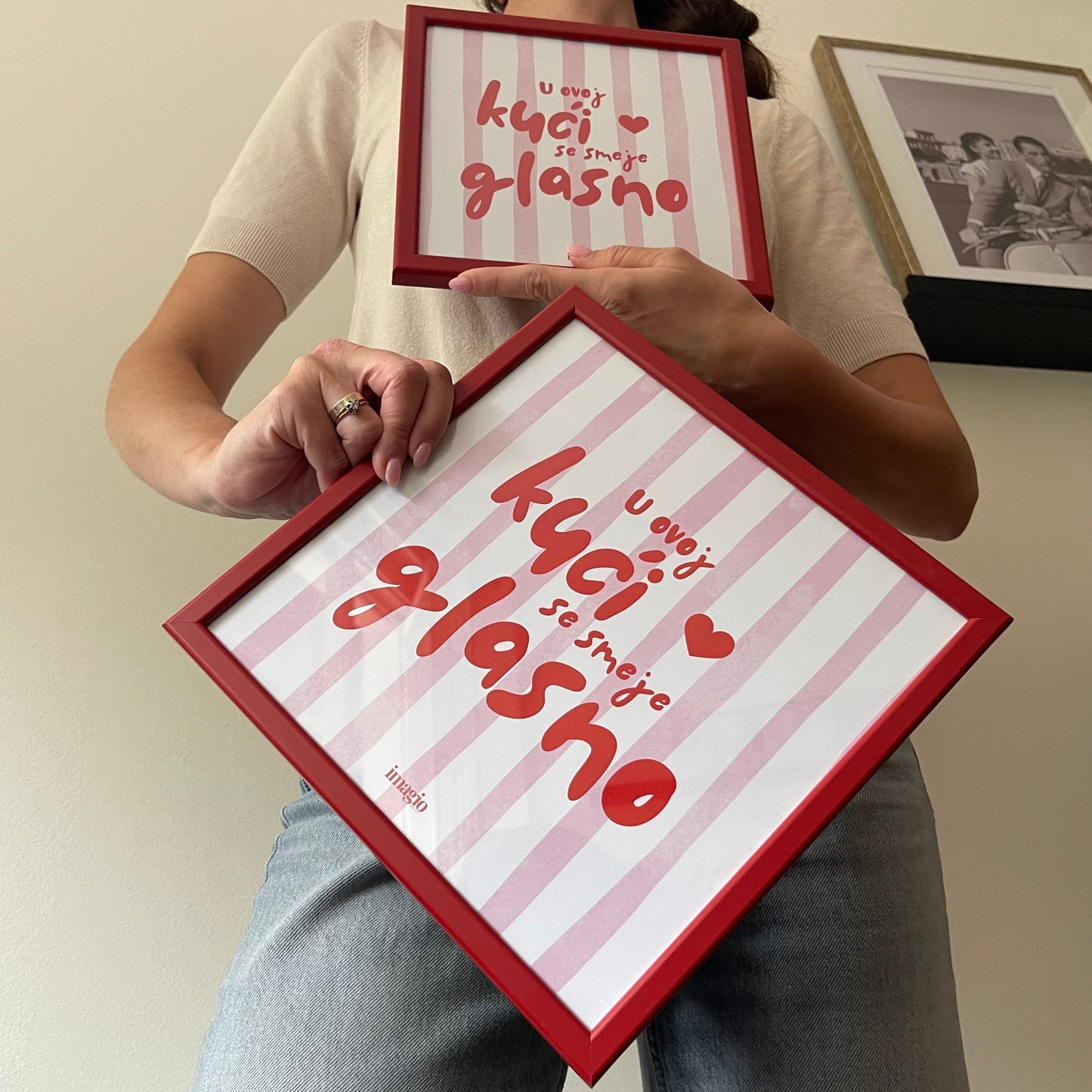 Minijatura - U ovoj kući se smeje glasno - Crveni ram