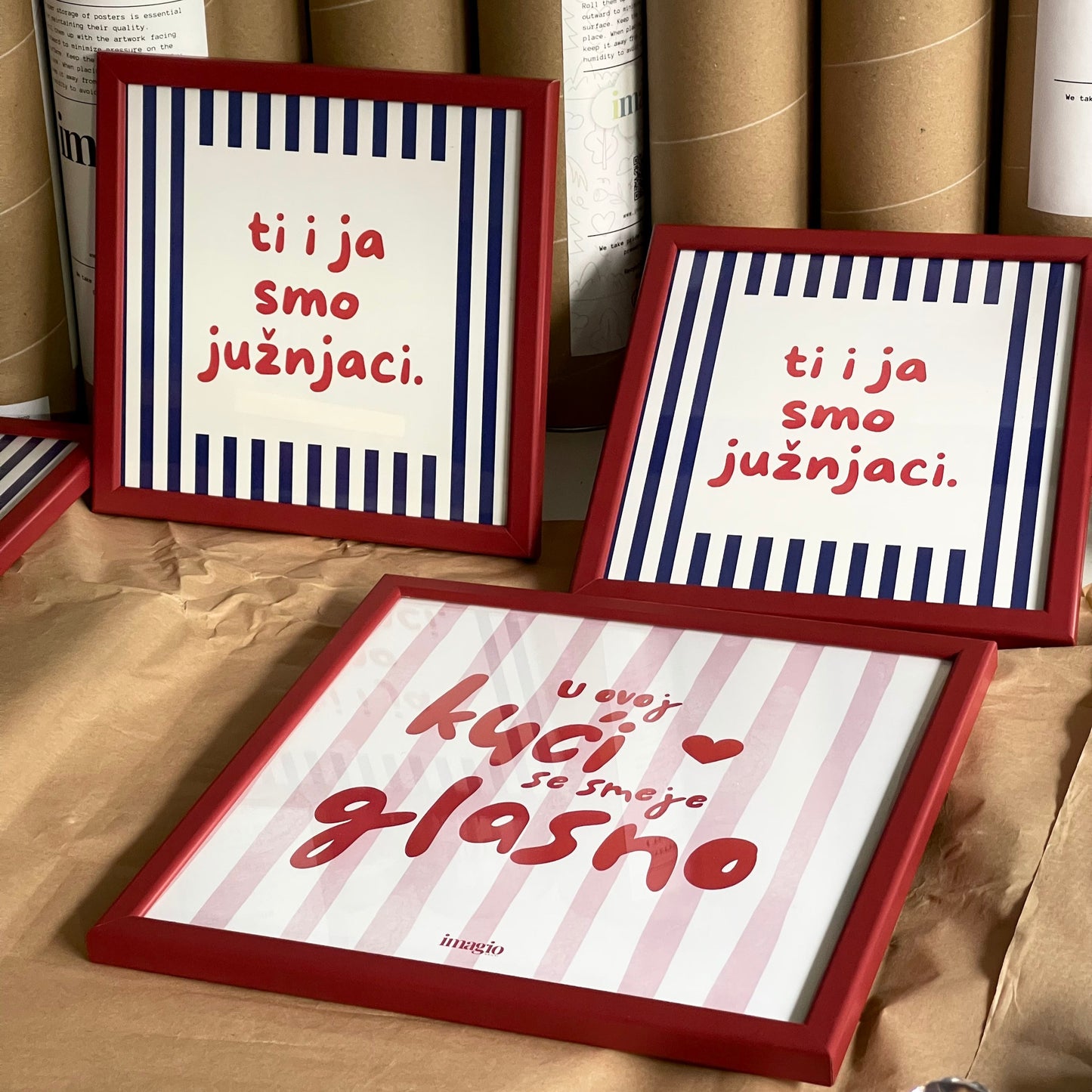 Minijatura - U ovoj kući se smeje glasno - Crveni ram