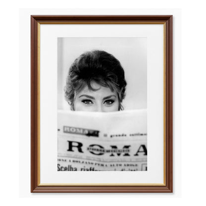 Sophia Loren reading newspaper (1961) - Uramljena slika - Više ramova