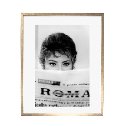 Sophia Loren reading newspaper (1961) - Uramljena slika - Više ramova