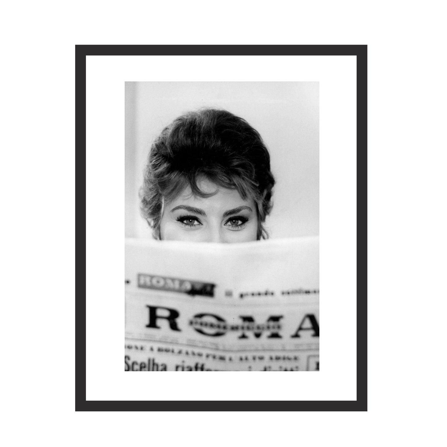 Sophia Loren reading newspaper (1961) - Uramljena slika - Više ramova