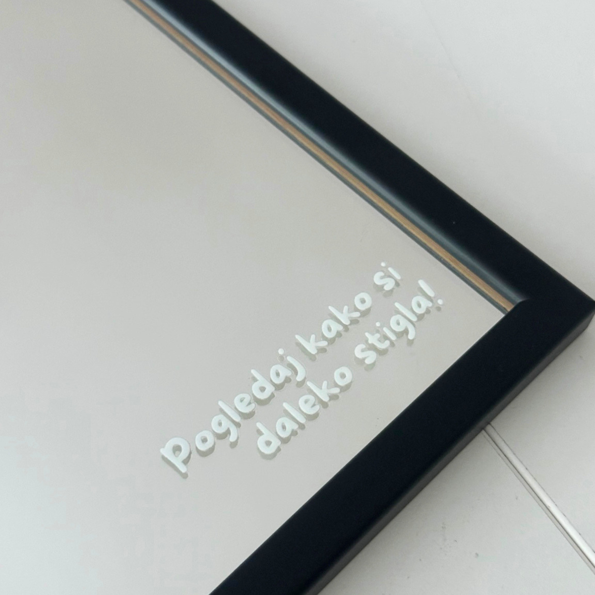 Miniature Mirror - Pogledaj kako si daleko stigla!